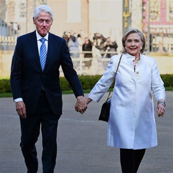 How Bill And Hillary Clinton Embraced Wall Street And Made $76,000 PER DAY