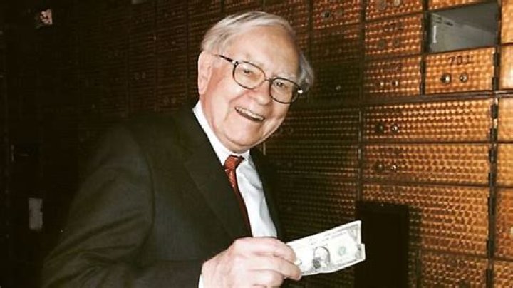 Warren Buffett Made A $1 Million Bet Against Hedge Funds A Decade Ago – How Did That Turn Out?